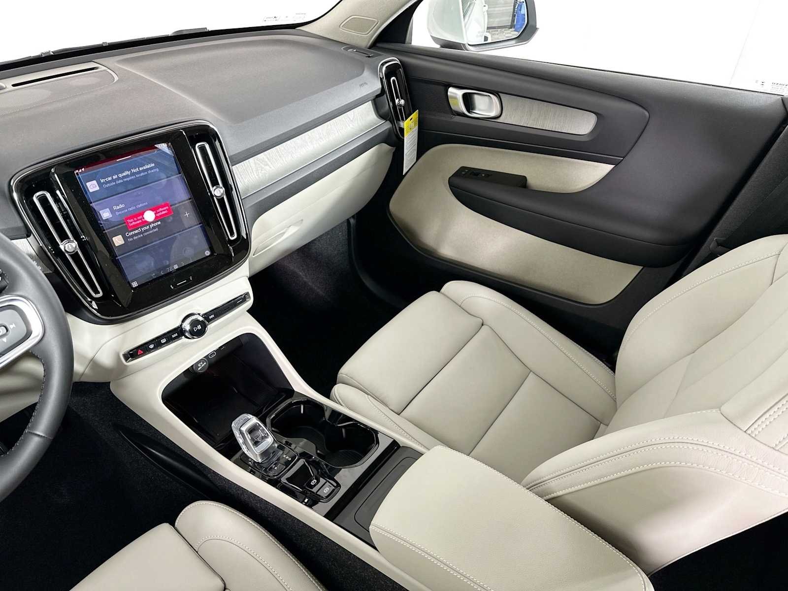 2025 Volvo XC40 Plus - Photo 19