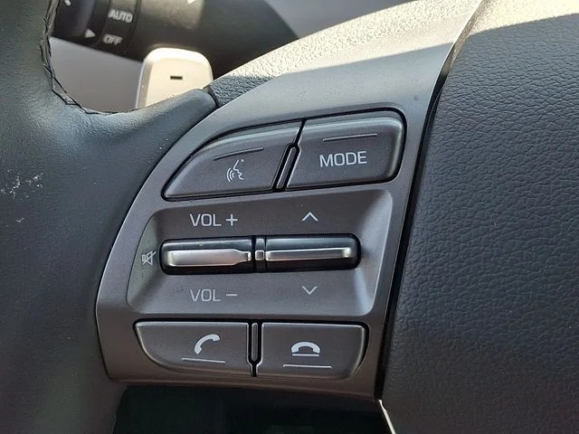 Used 2020 White Hyundai SE image 19