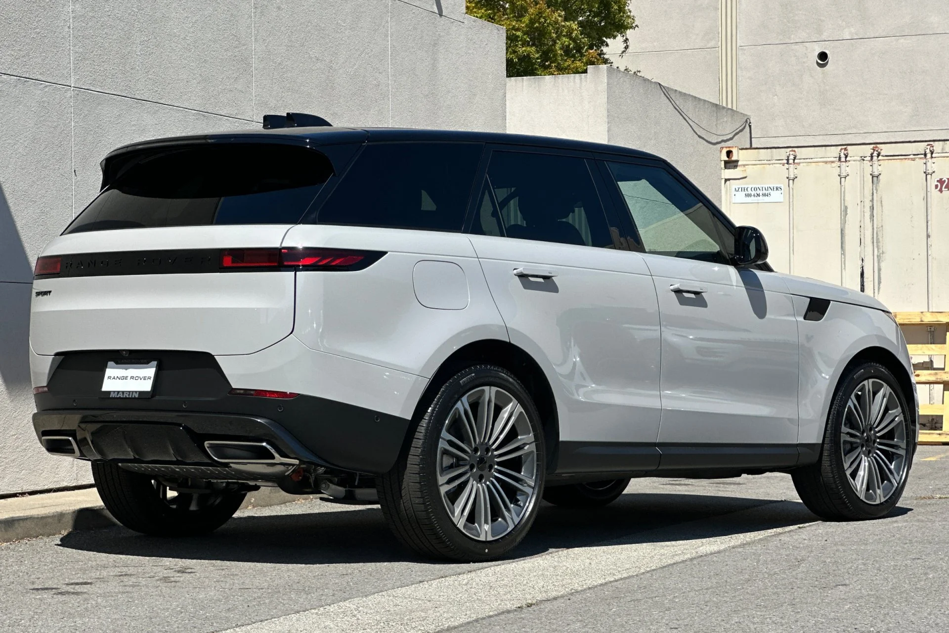 New 2026 Borasco Grey Land Rover SE image 2