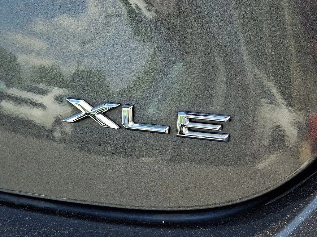 Used 2016 Gray Toyota XLE Premium image 32