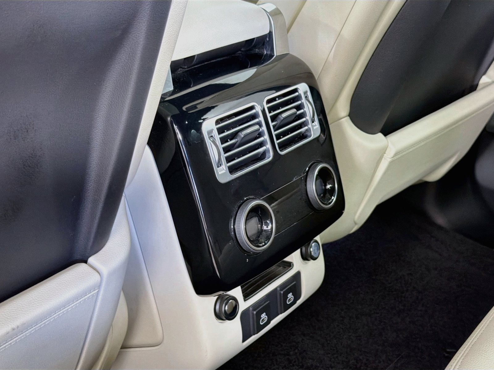 Used 2022 Portofino Blue Metallic Land Rover  image 28