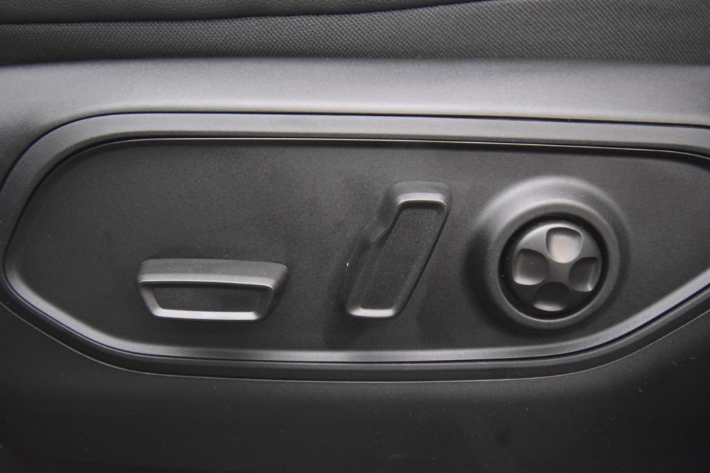 New 2026 Silver Zynith Exterior Paint Jeep Limited image 35