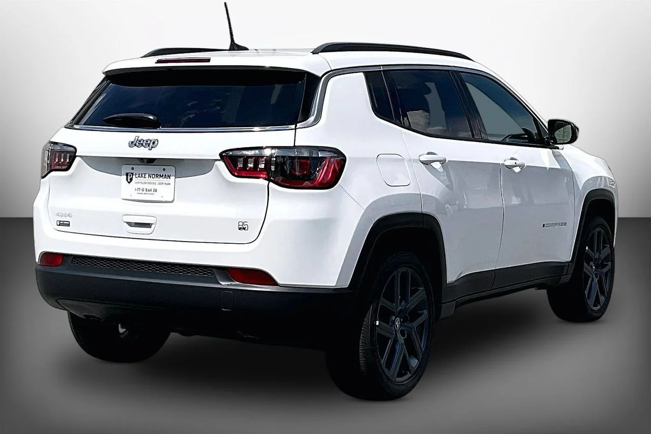 New 2026 Bright White Clearcoat Jeep Latitude image 8