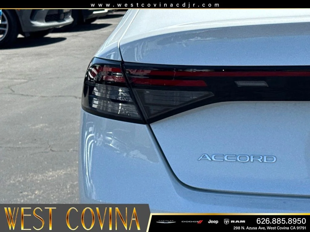 Used 2025 White Honda SE image 14