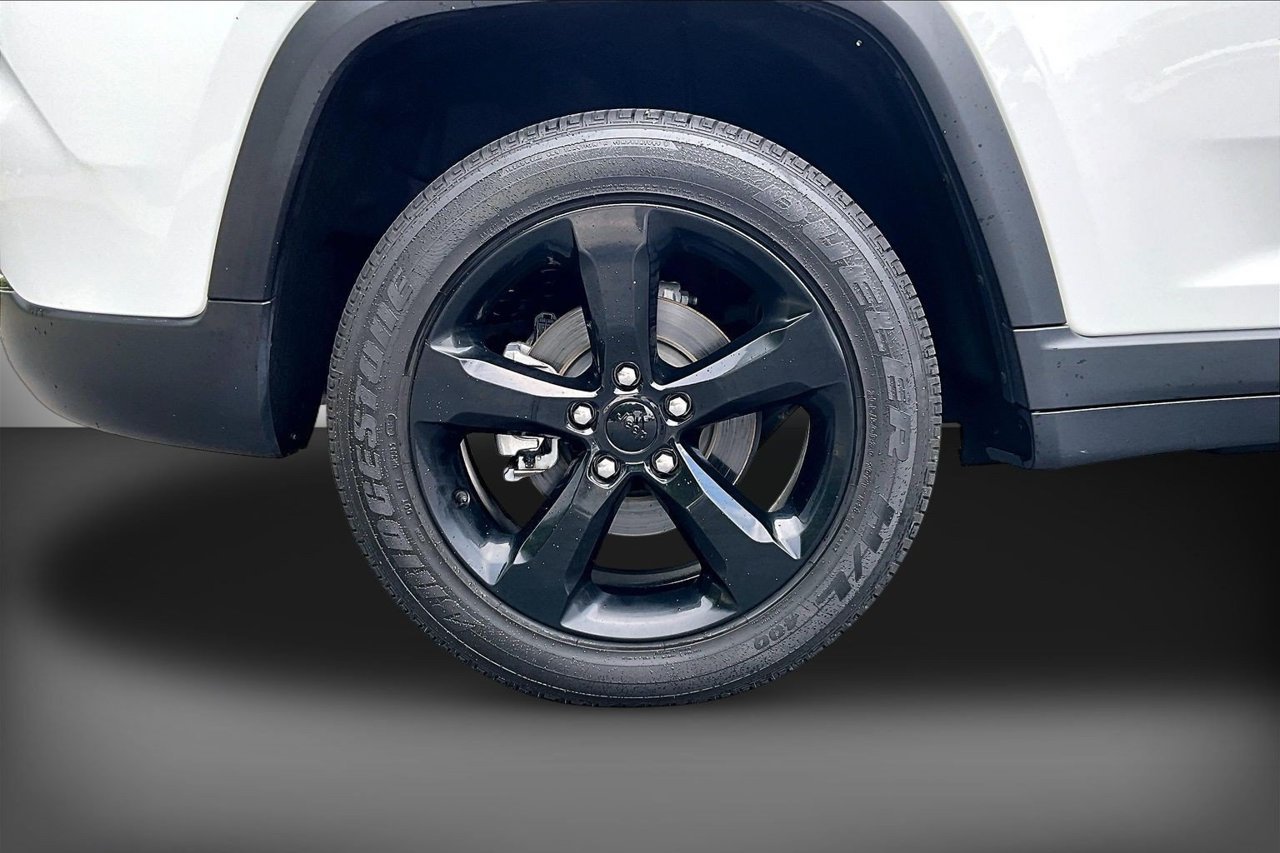 Used 2023 White Jeep Altitude X image 34