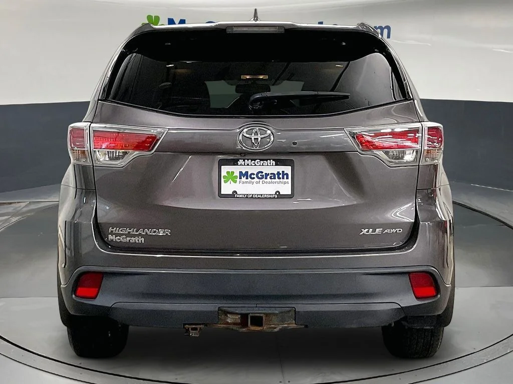 Used 2016 Gray Toyota XLE V6 image 6
