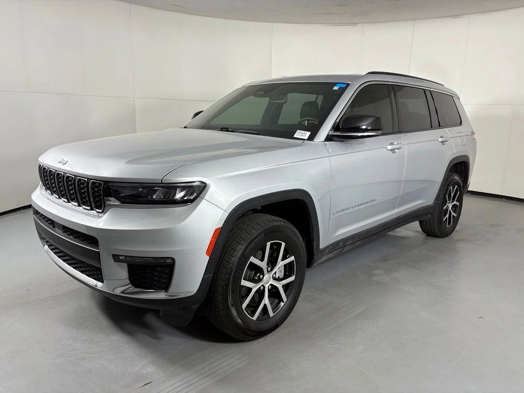 Used 2024 Silver Jeep Limited image 4