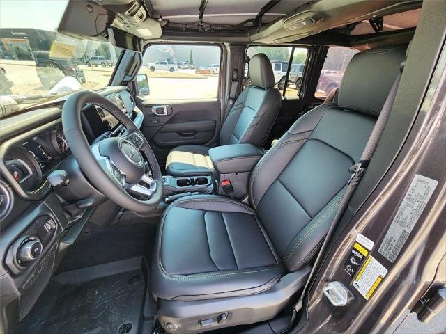New 2025 Granite Crystal Metallic Clear-Coat Exterior Paint Jeep Sahara image 24