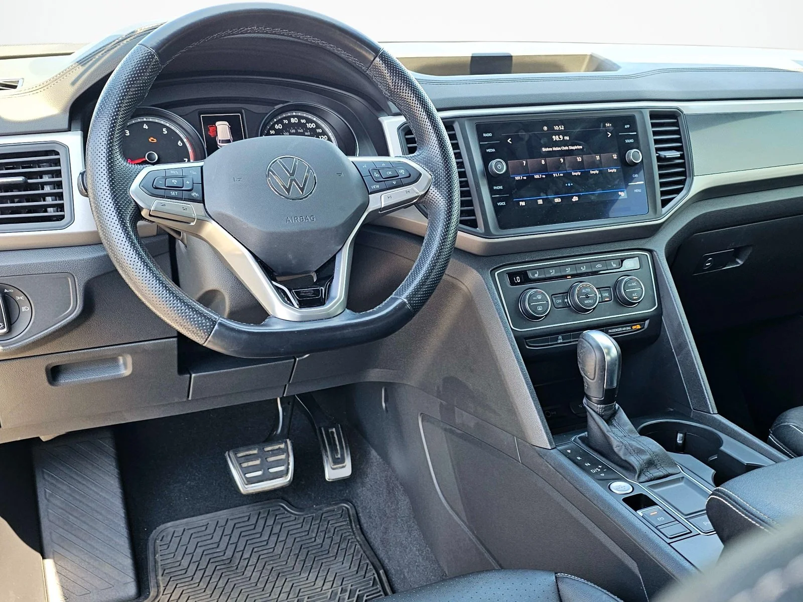 Used 2020  Volkswagen 3.6L V6 SE w/Technology R-Line image 32