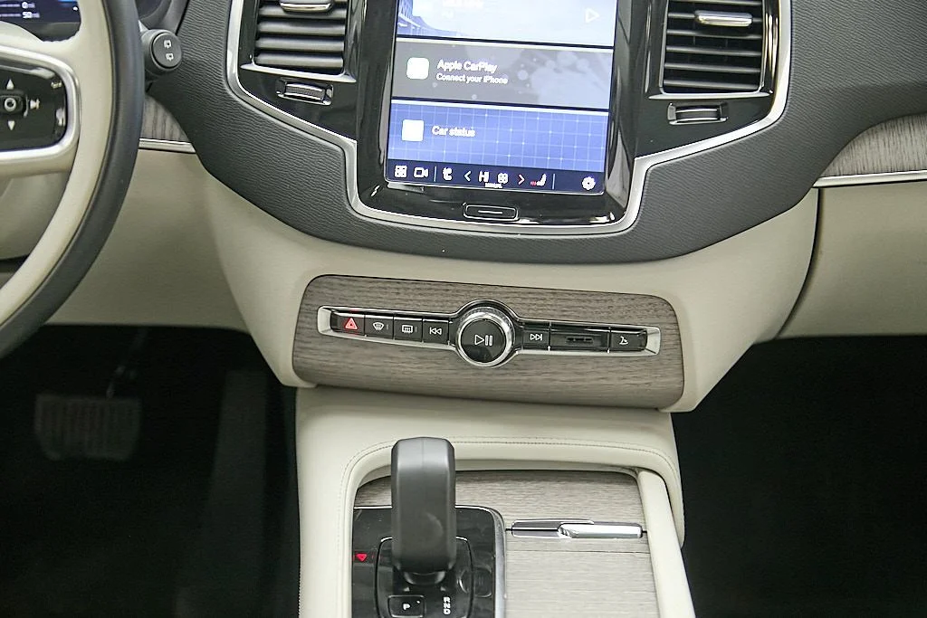 New 2023 Crystal White Volvo Plus image 29