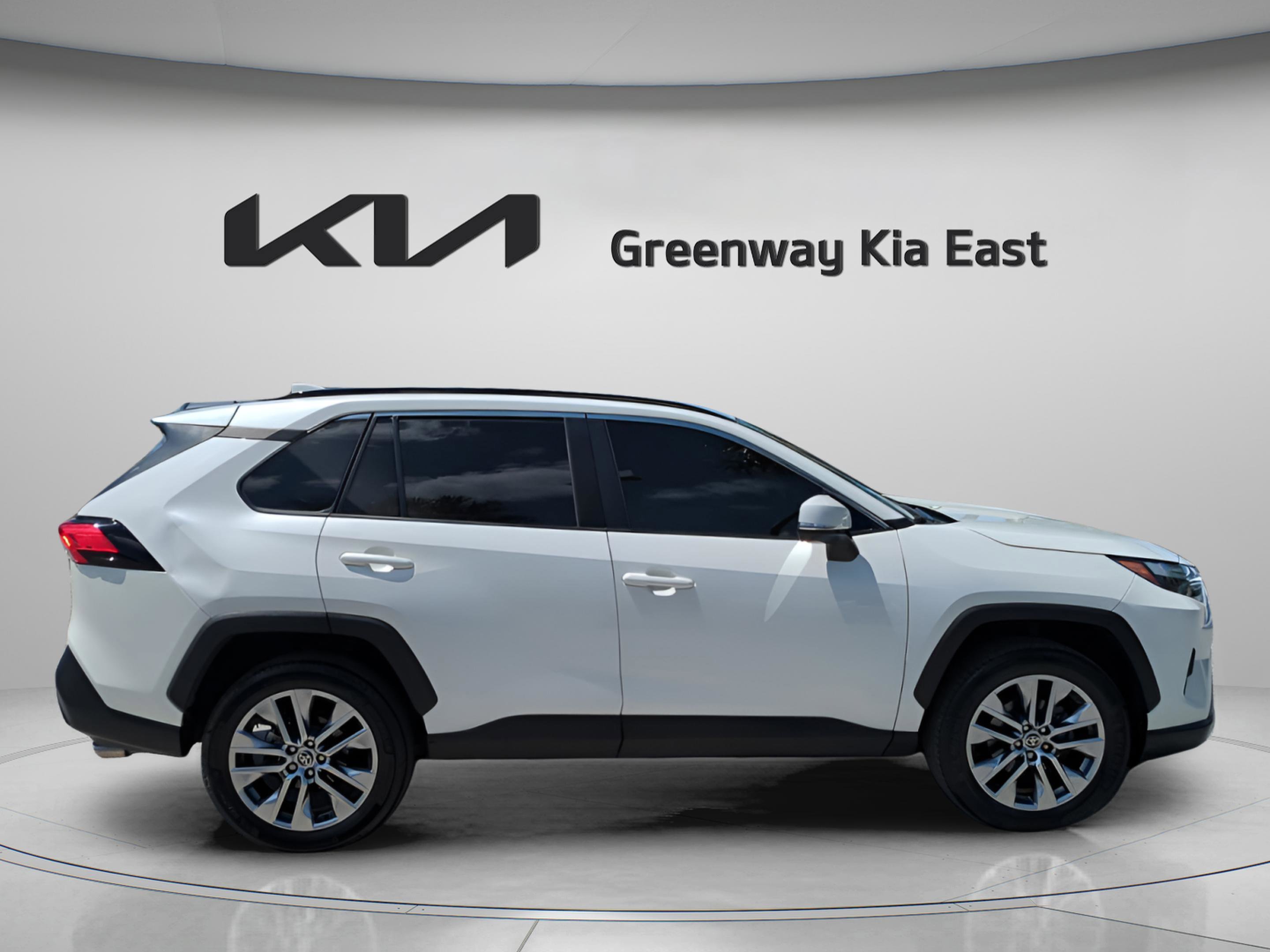 Used 2022 Blizzard Pearl Toyota XLE Premium image 5