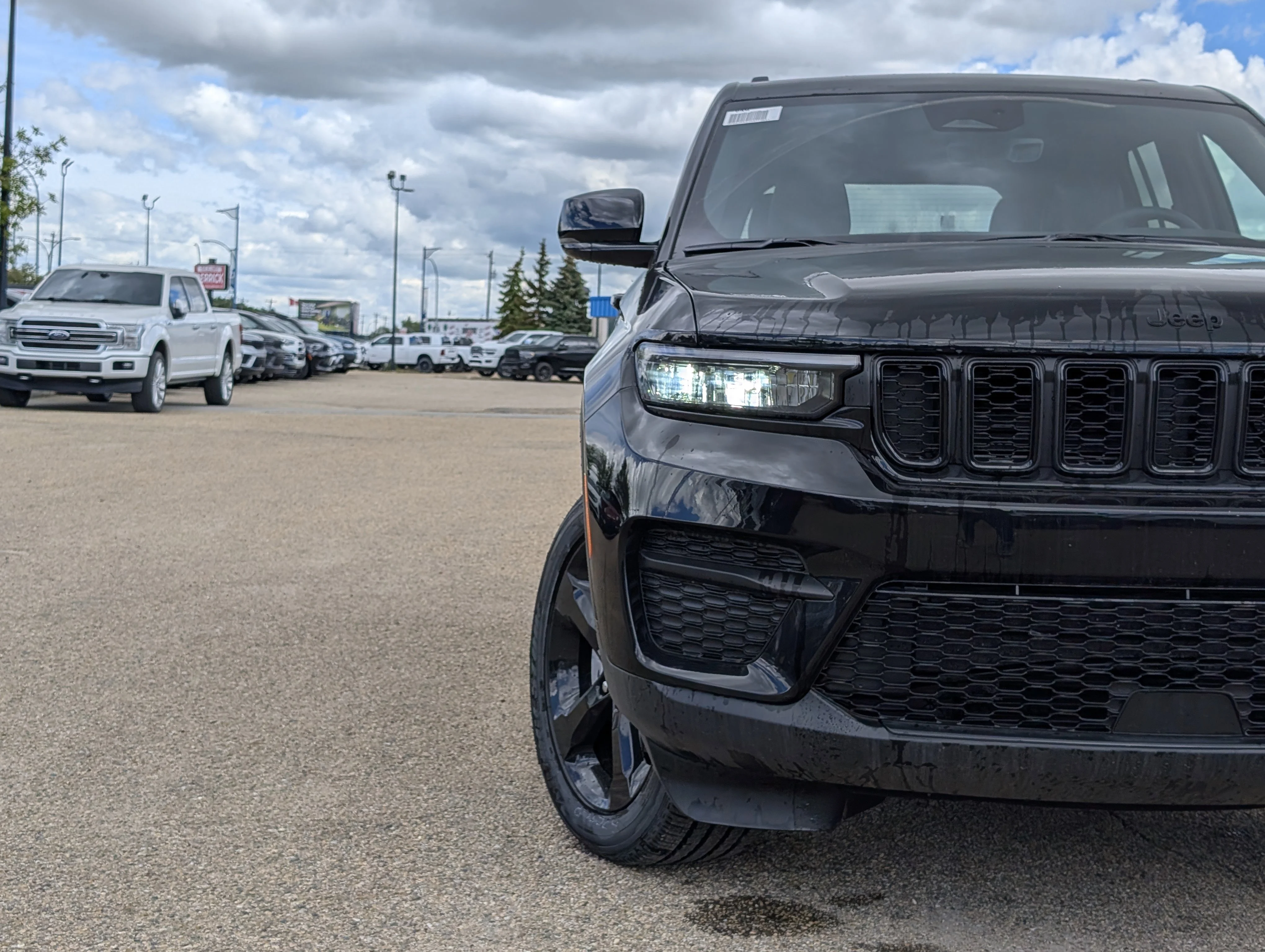 New 2025 Diamond Black Crystal Pearl Jeep Altitude image 11