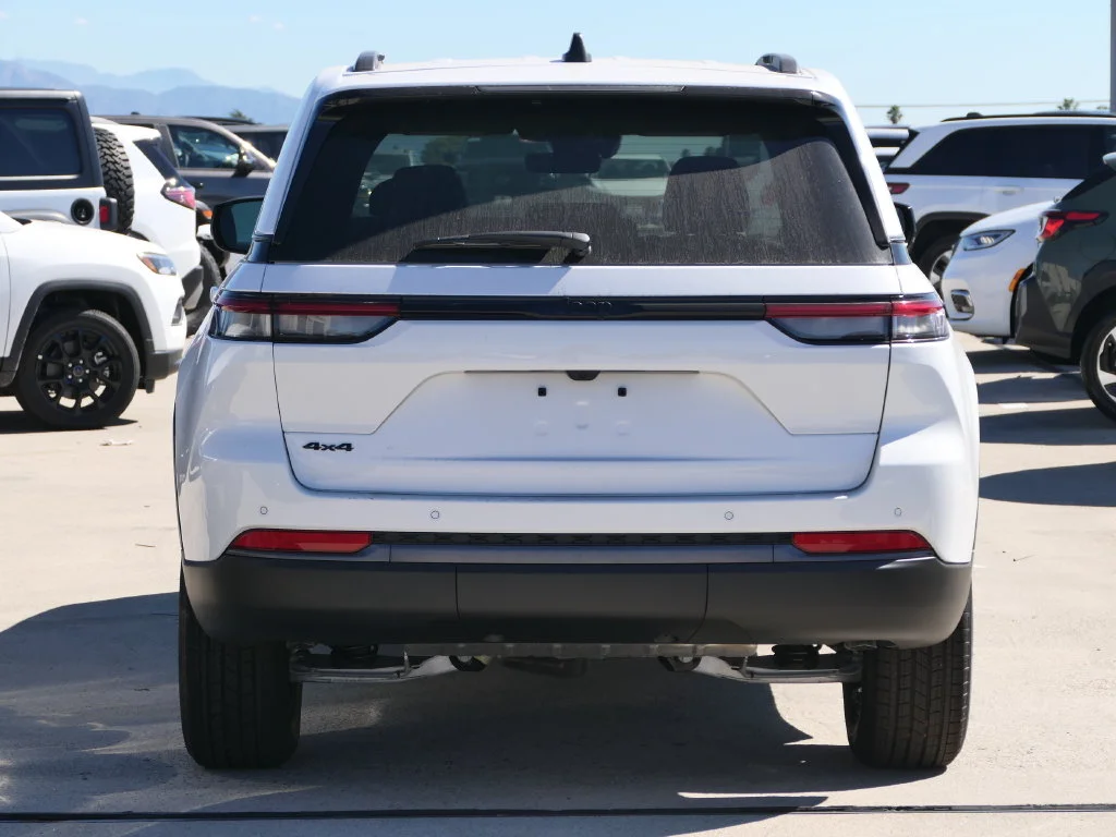 New 2027 White Jeep Laredo Altitude image 4
