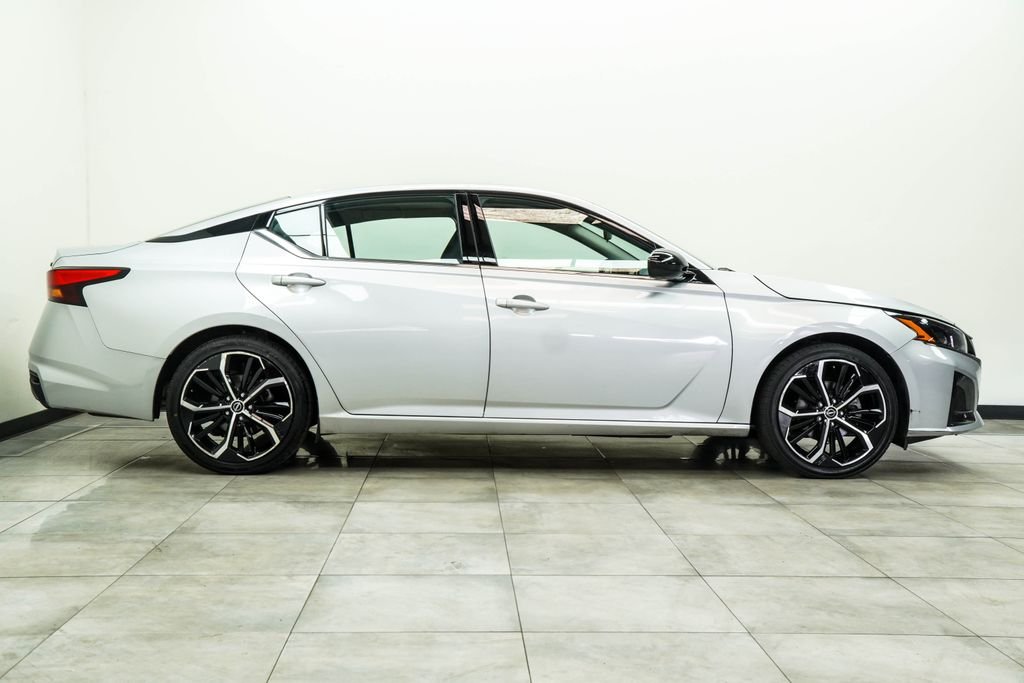 Used 2024 Silver Nissan 2.5 SR image 10