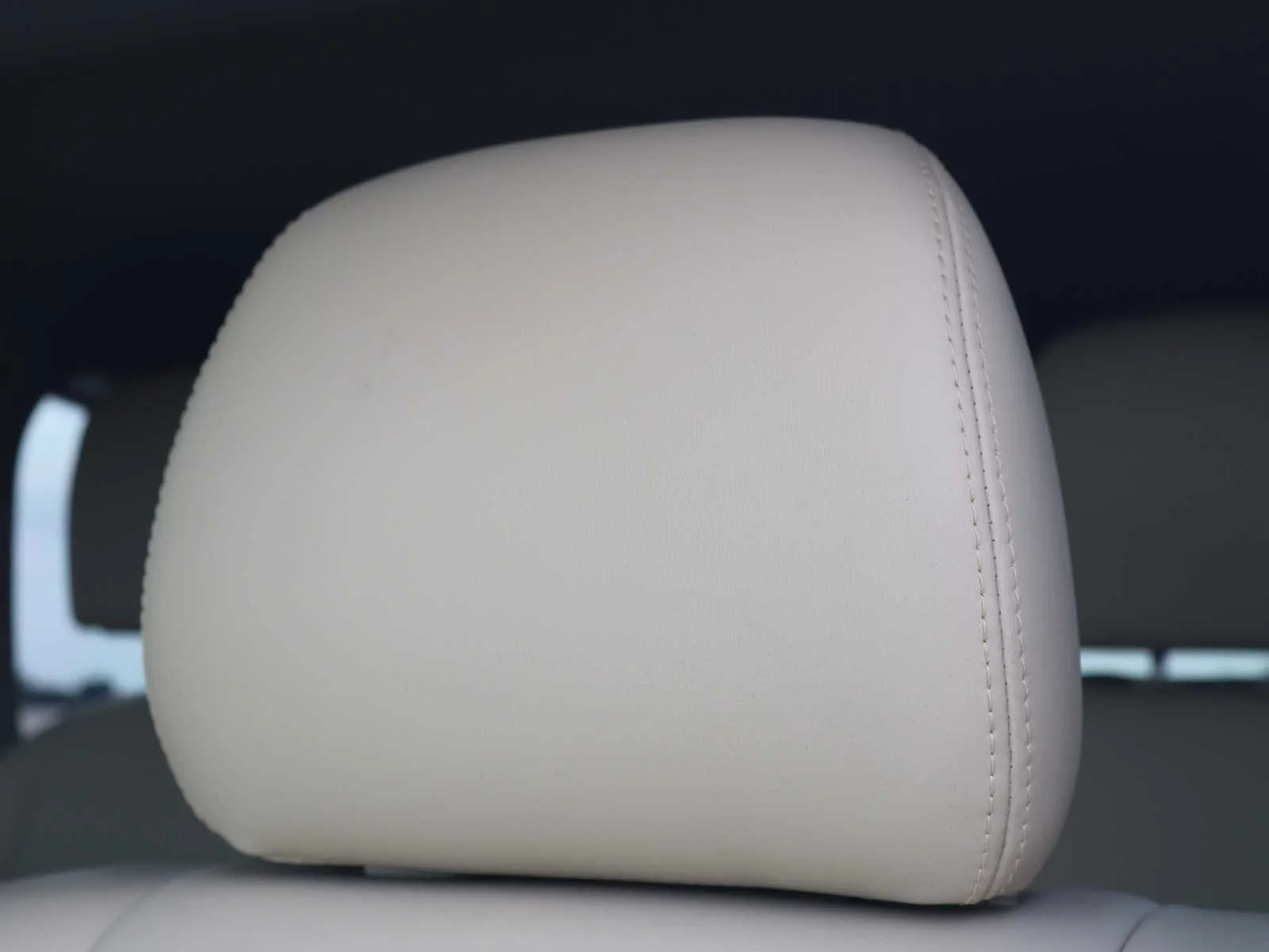 Used 2019 Majestic White INFINITI LUXE image 16