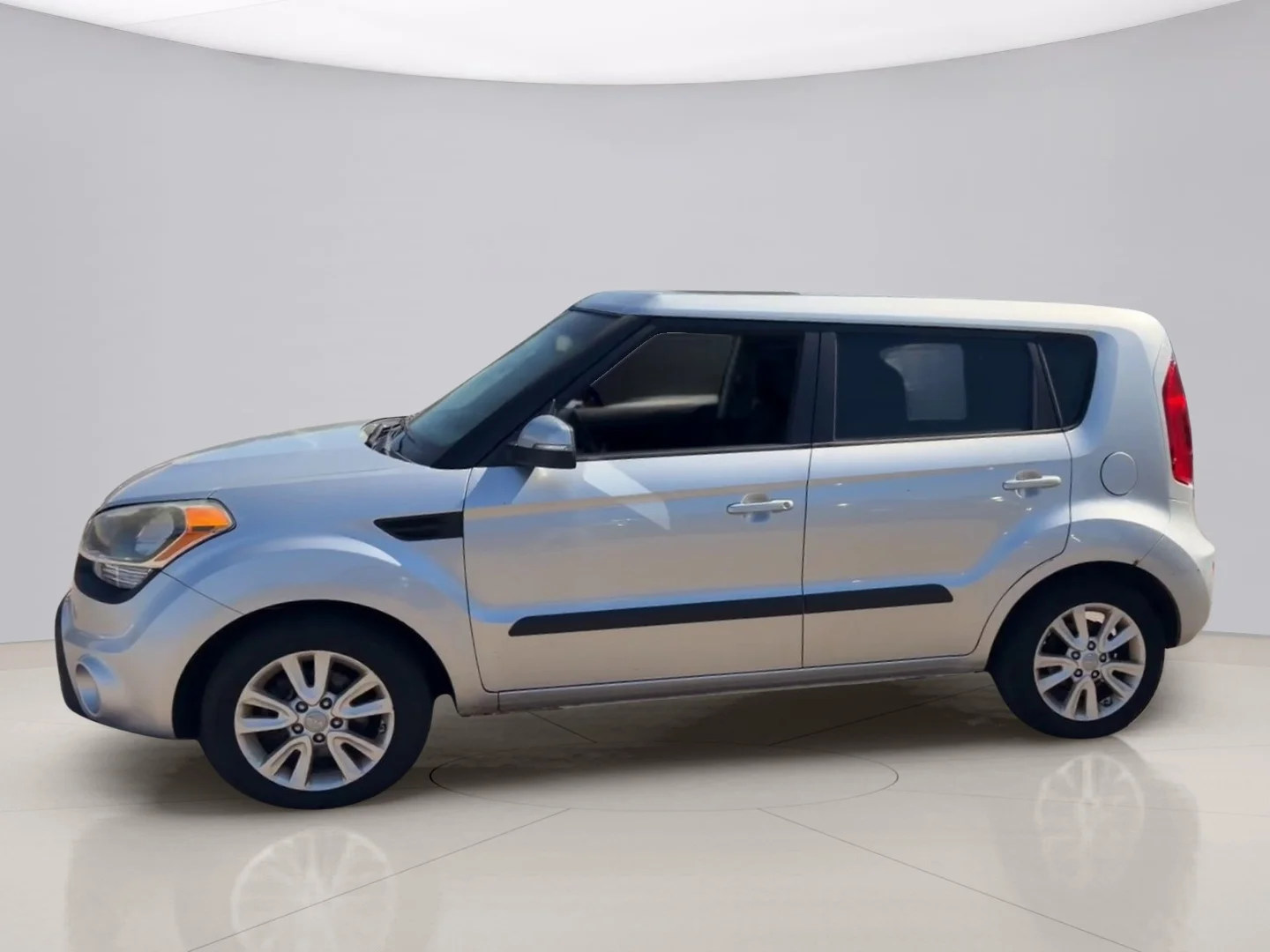 Used 2013 Silver Kia ! WAGON image 2