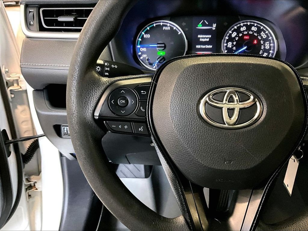 Used 2020 White Toyota LE image 23