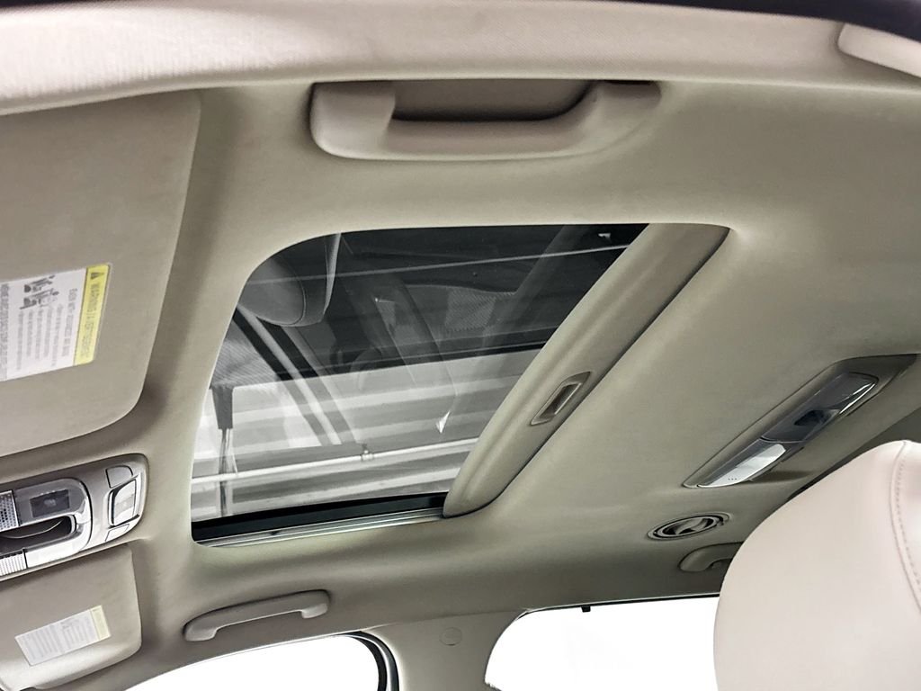 Used 2022 White Kia SX image 19