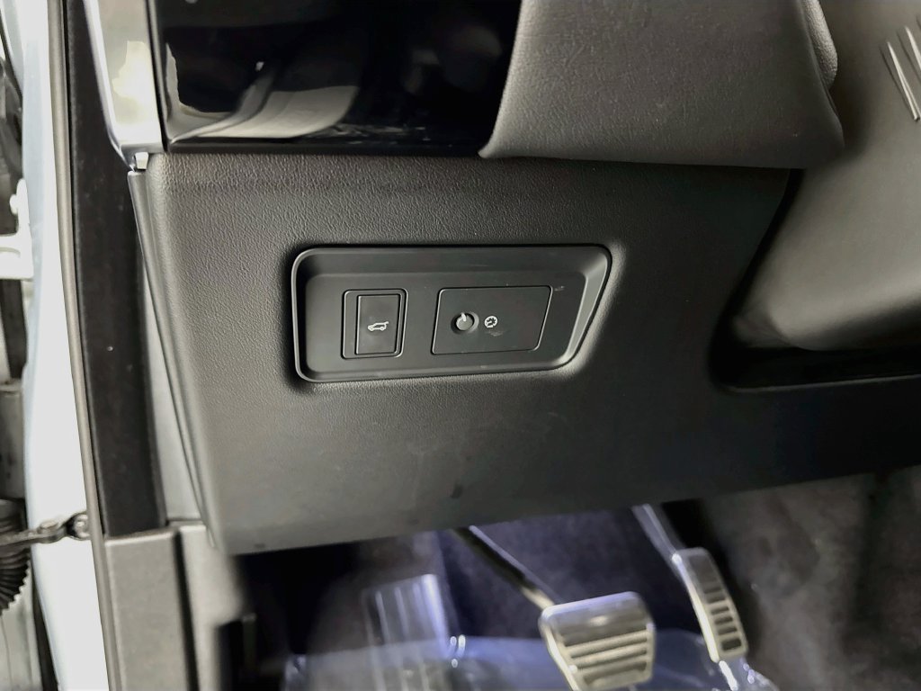 Used 2021 Silver Land Rover HSE Silver Edition image 10