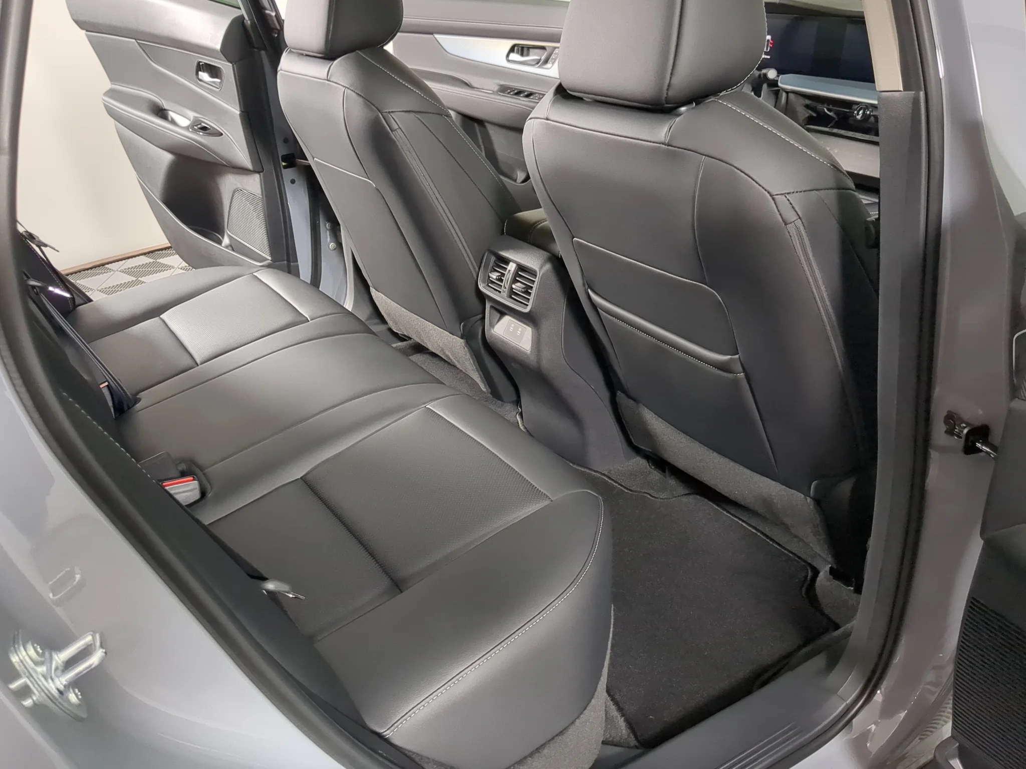 New 2027 Boulder Gray Pearl/Super Black Nissan SL image 23