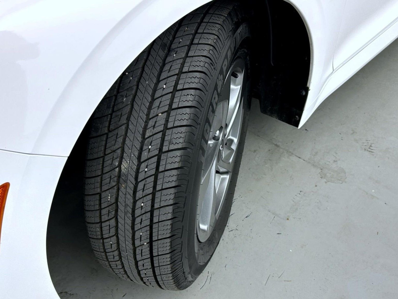 Used 2023 White Kia LXS image 23