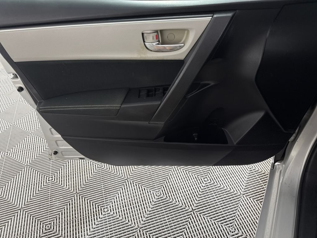 Used 2017  Toyota L image 9