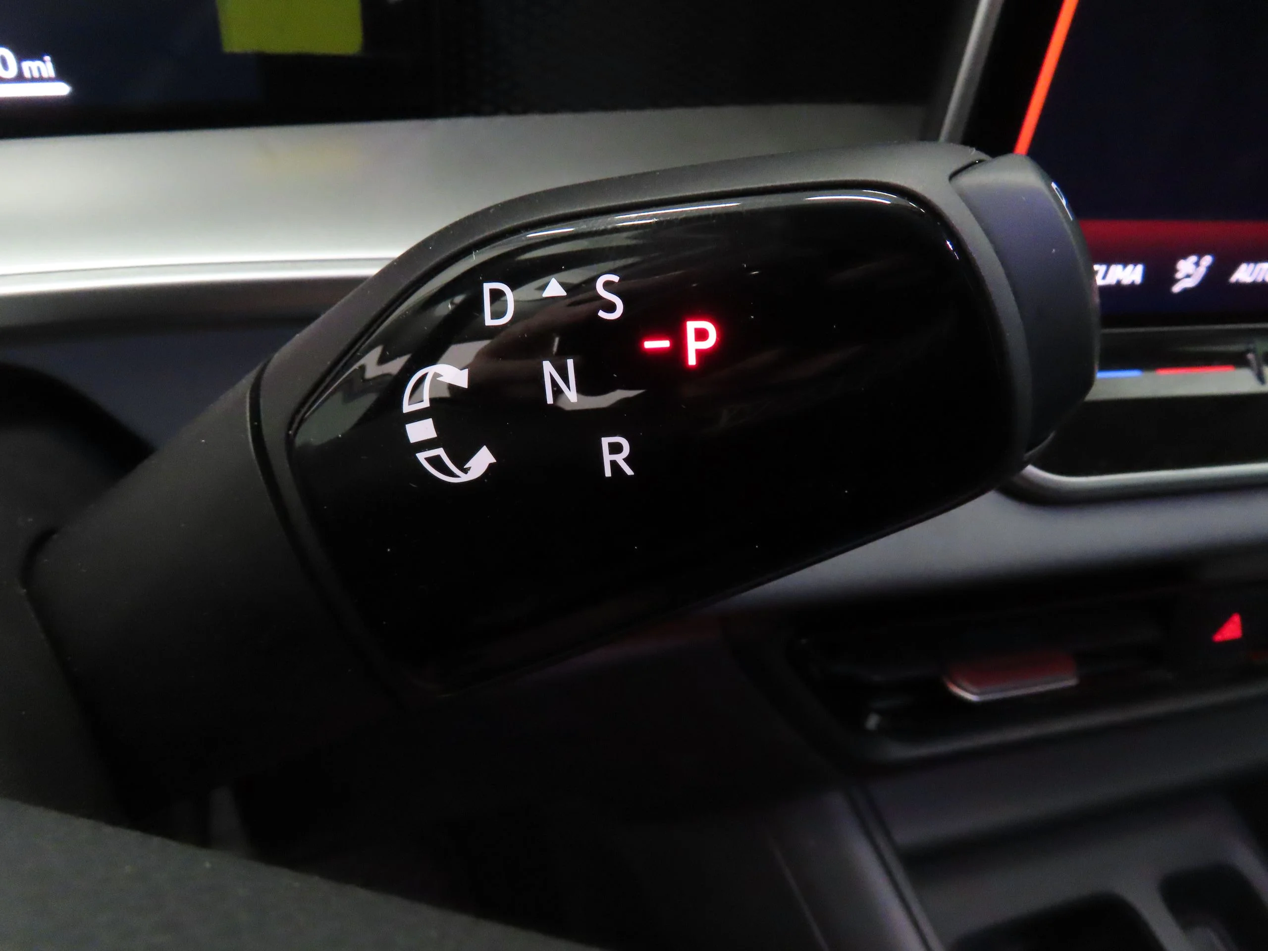2025 Volkswagen Tiguan SE - Photo 14