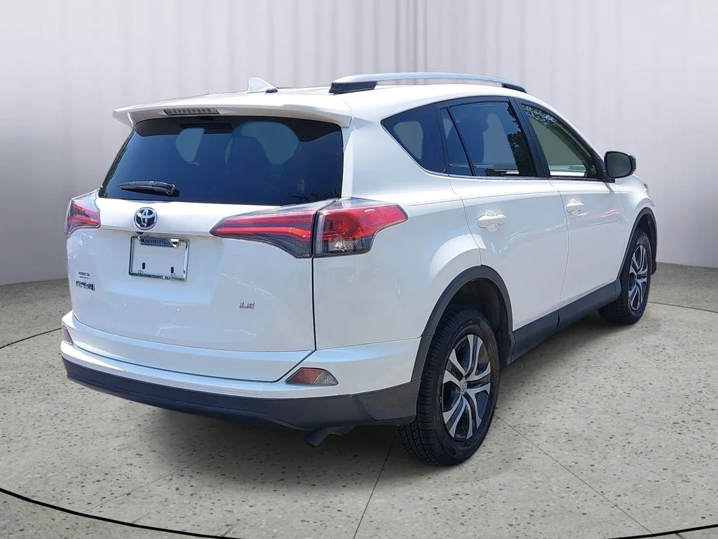 Used 2018 White Toyota LE image 3