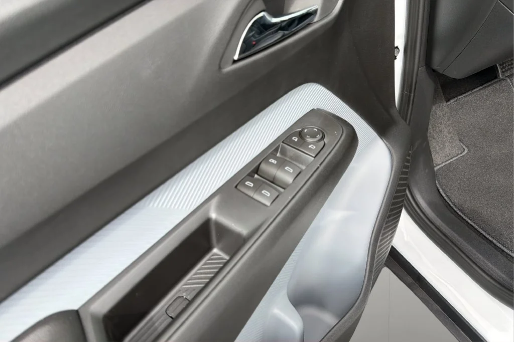 New 2027 Summit White Chevrolet LT image 15