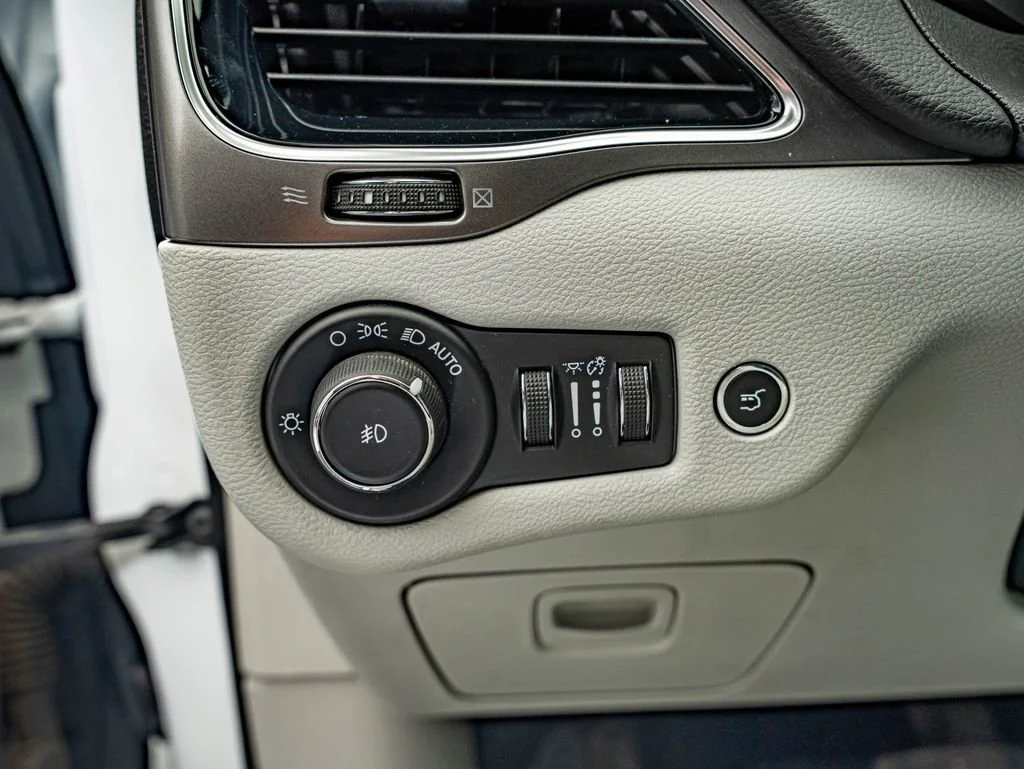 Used 2019 Bright White Clearcoat Jeep Limited image 18