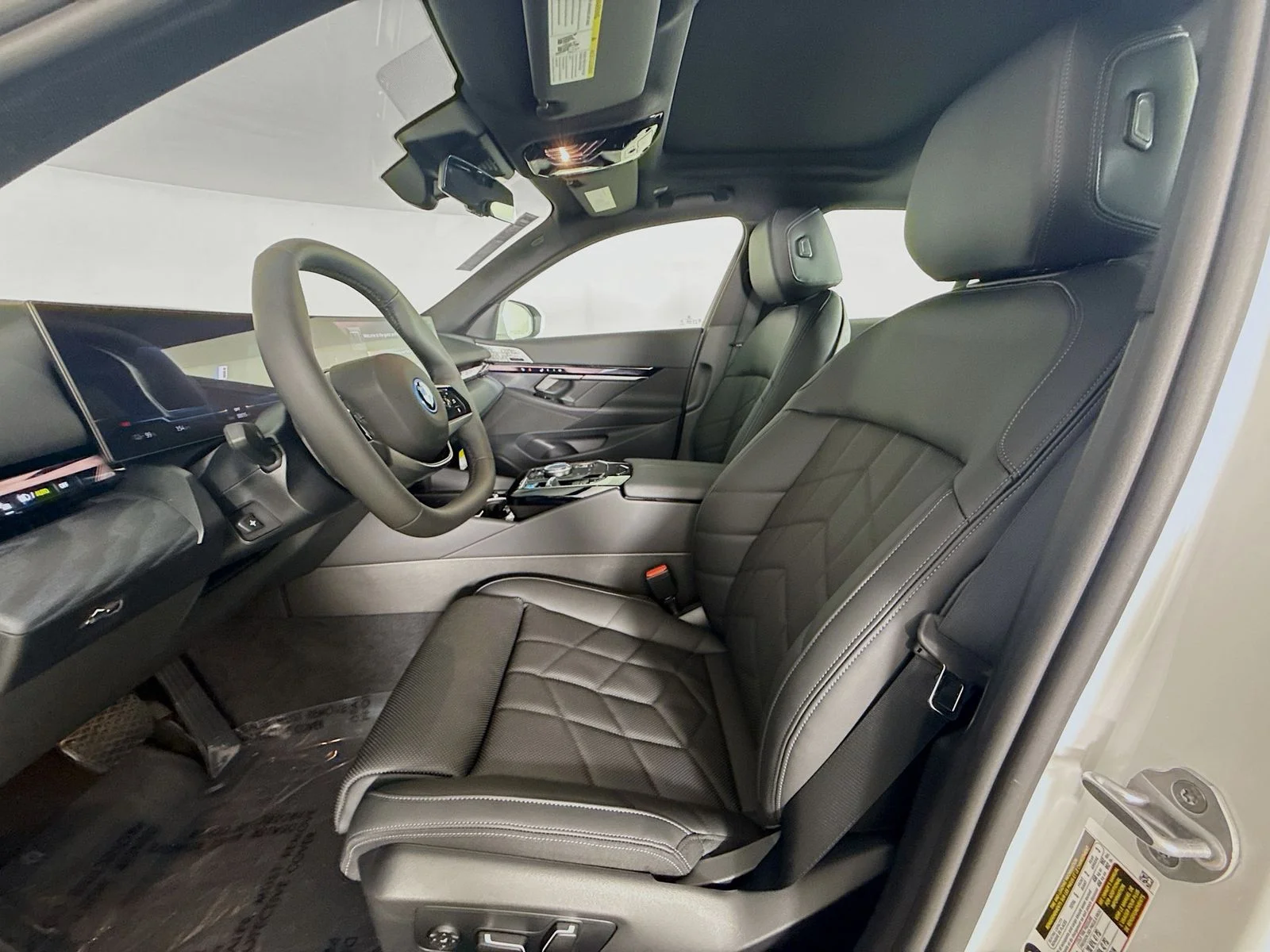 New 2026 Mineral White Metallic BMW xDrive40 image 22