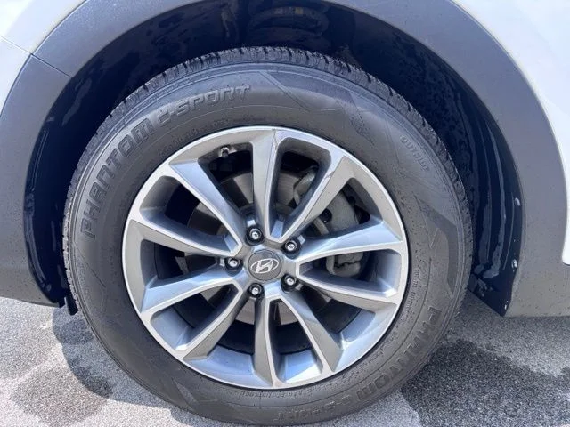 Used 2018 White Hyundai SE image 10