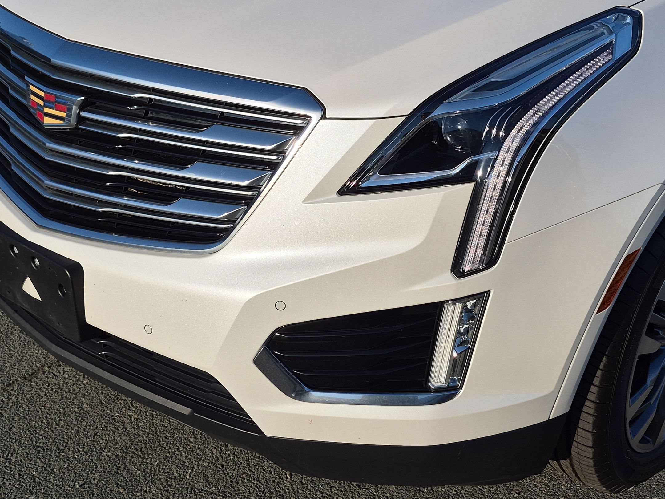 Used 2019 CRYSTAL WHITE TRICOAT Cadillac Premium Luxury FWD image 9