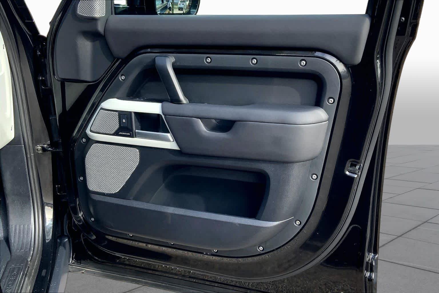 Used 2024 black Land Rover S image 21