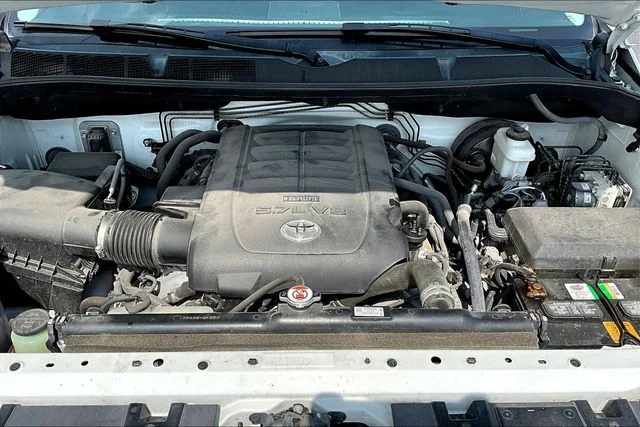 Used 2018 White Toyota SR5 image 30
