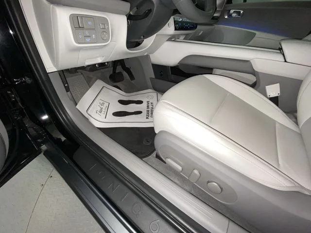 Used 2024 Black Hyundai SEL image 12