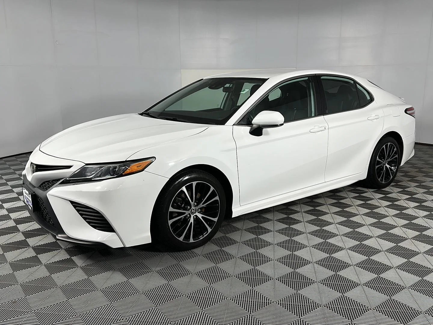 Used 2020 Super White Toyota SE image 3