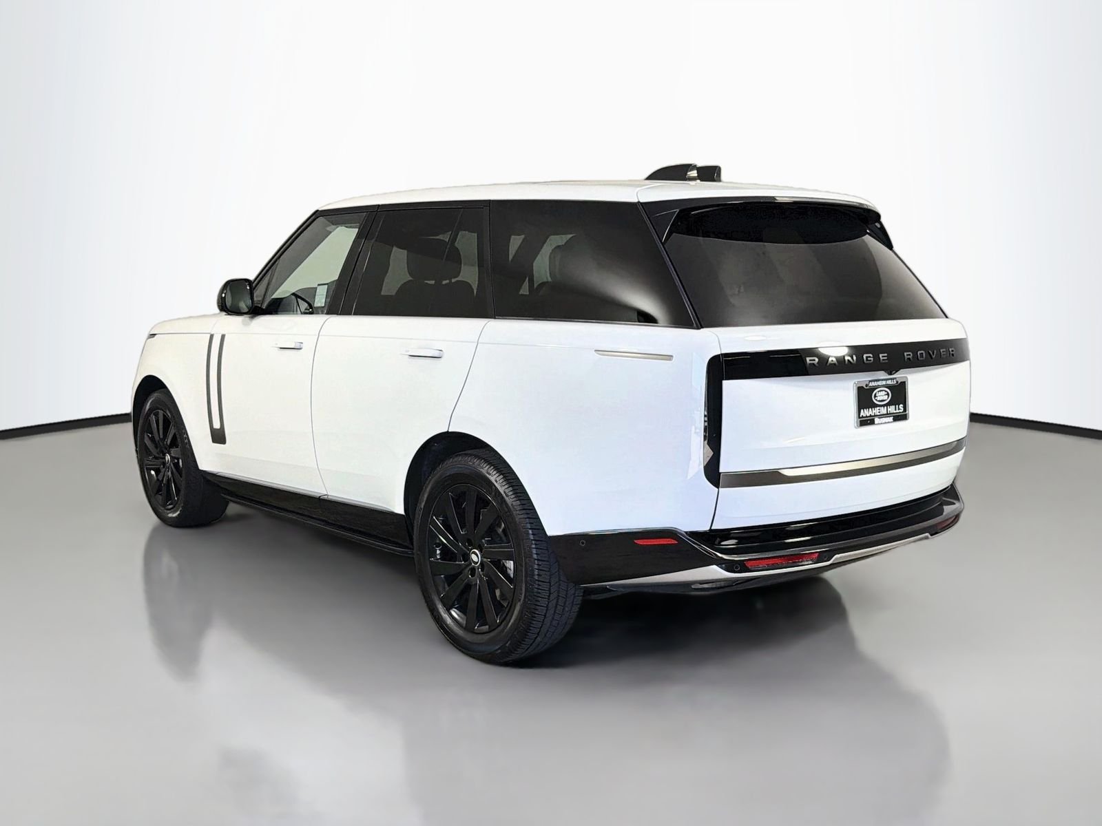 Used 2023 Fuji White Land Rover SE image 3