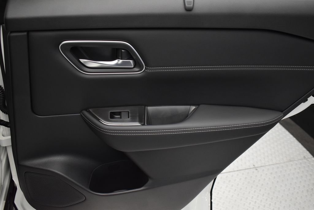 New 2026 Everest White Pearl TriCoat / Super Black Two-tone Nissan Platinum image 32