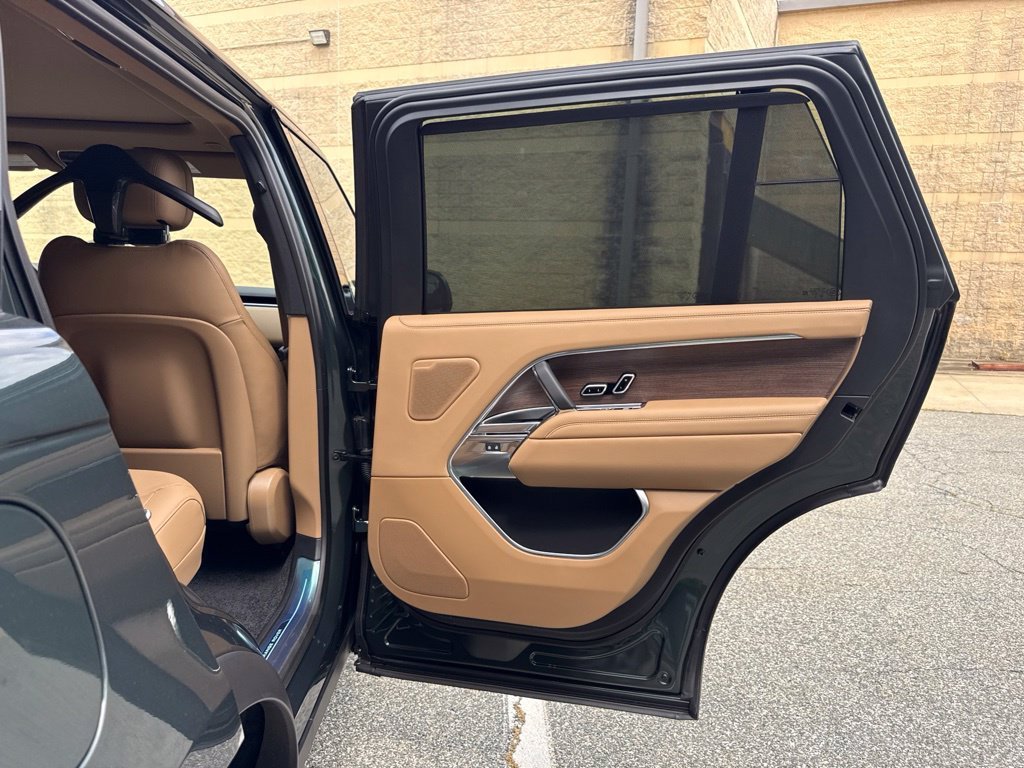 New 2027 Belgravia Green Land Rover SE image 15