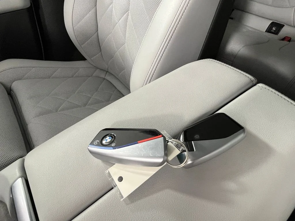 Certified Used 2025 Alpine White BMW xDrive40i image 31