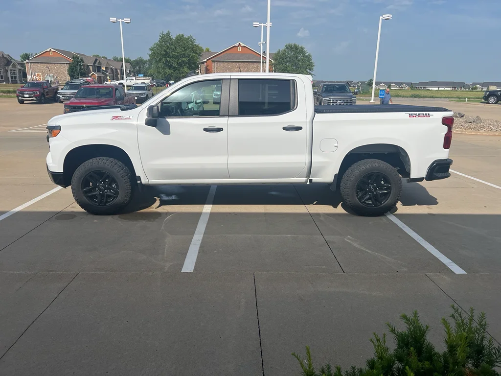Used 2022 Summit White Chevrolet Custom Trail Boss image 5