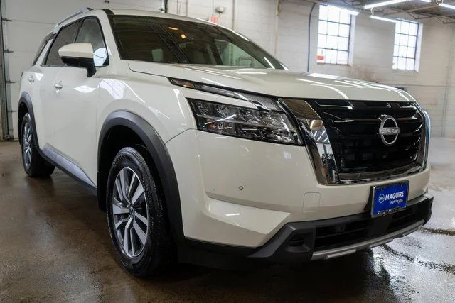 Used 2024 White Nissan SL image 4