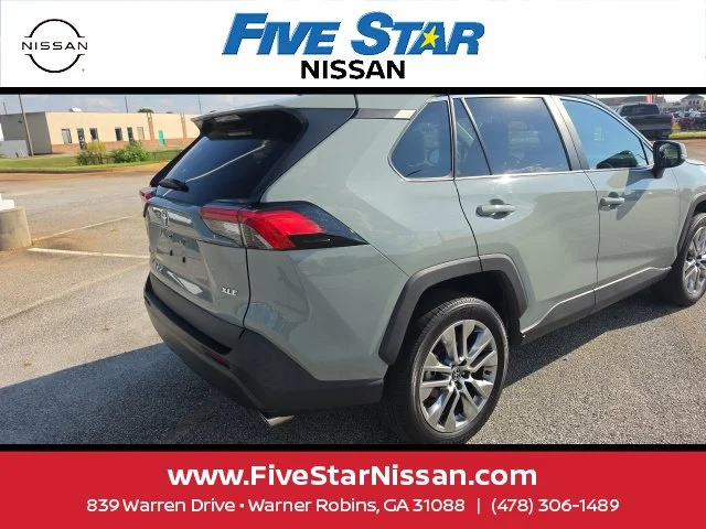 Used 2022  Toyota XLE Premium image 7