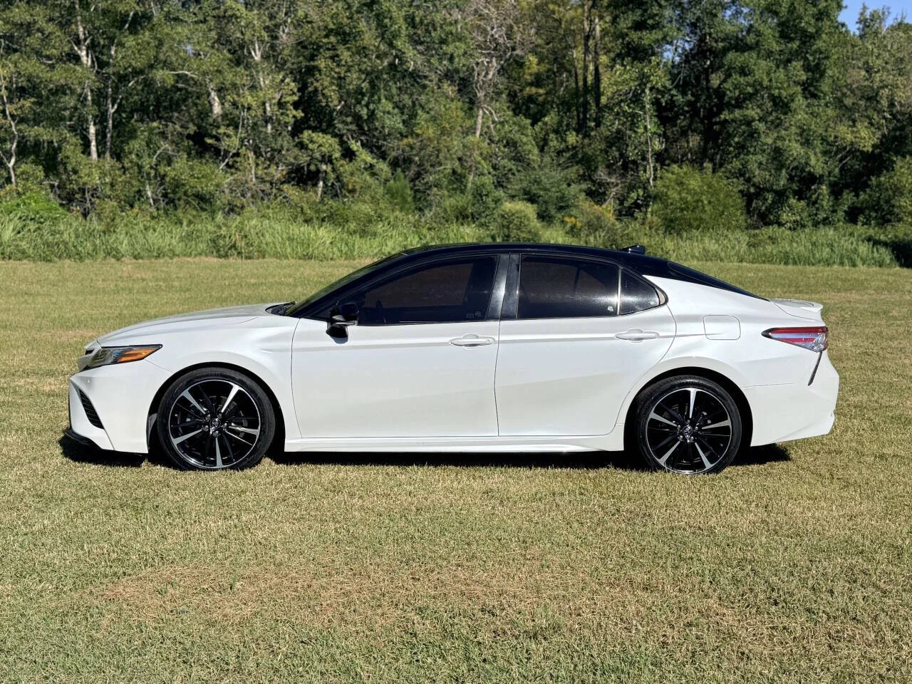 Used 2018 White Toyota XSE V6 4dr Sedan image 2