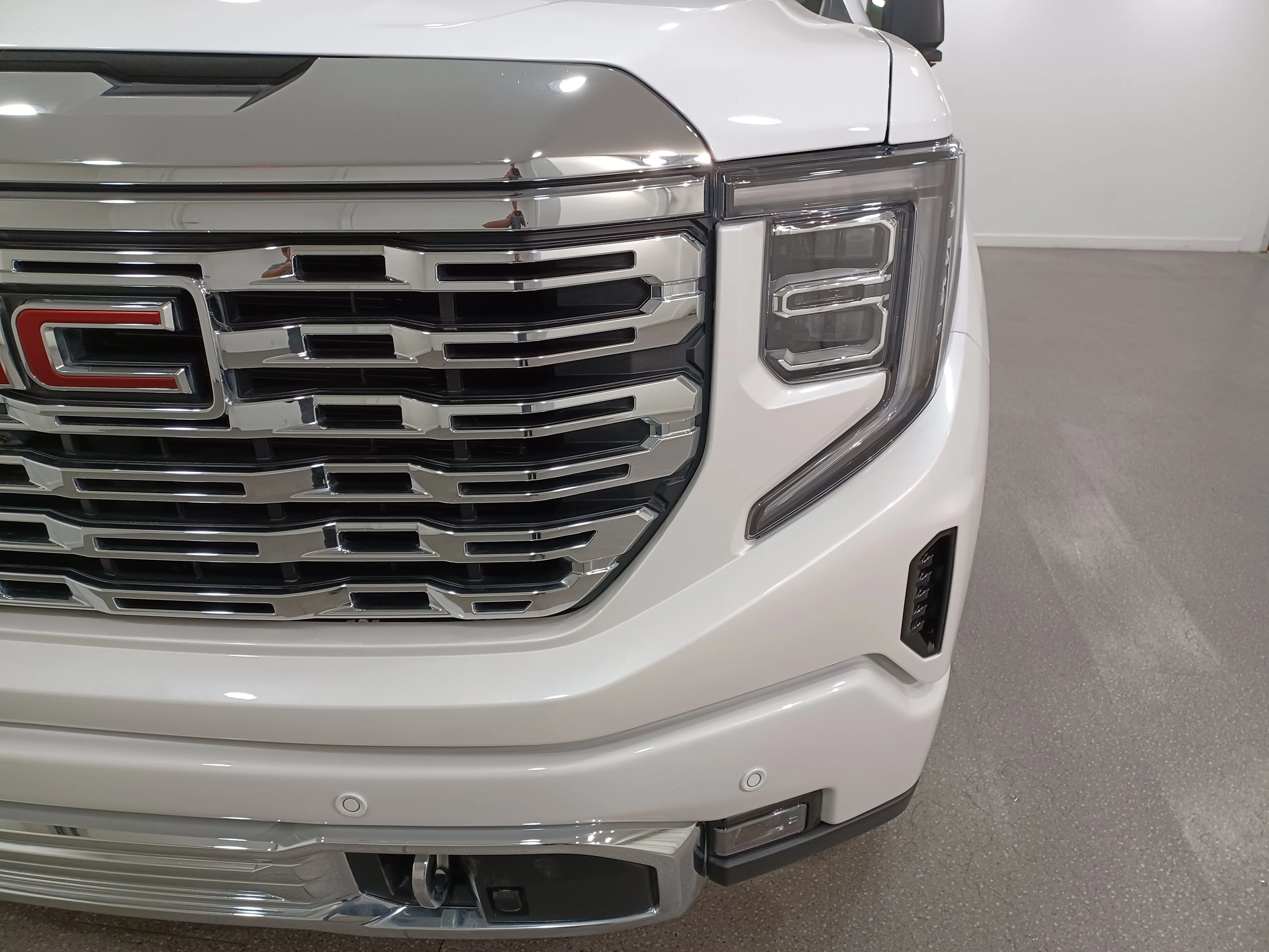 Used 2025 White Frost Tricoat GMC Denali 4WD*6.2L V8 | Adaptive Cruise | Remote Start | Nav | 360 Cam | Cooled Leather | Sunroof image 5