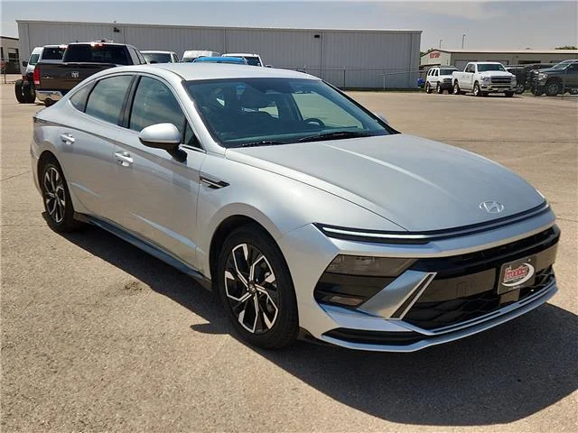 Used 2024 Silver Hyundai SEL Front-Wheel Drive image 6