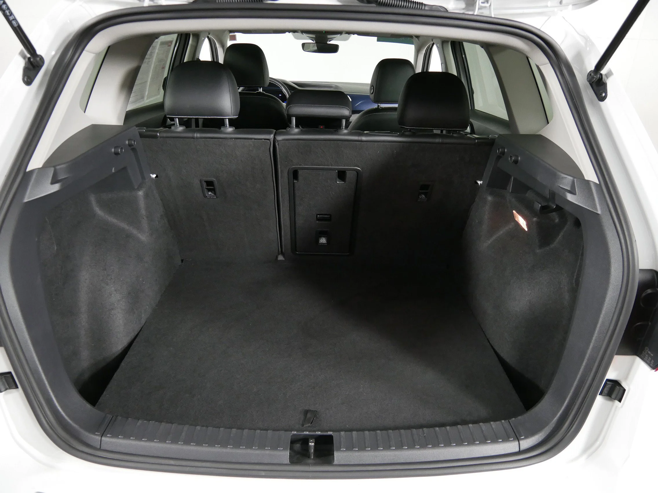 Certified Used 2023 Pure White Volkswagen SE image 18