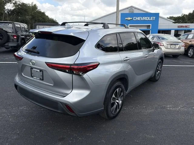 Used 2021 Silver Toyota XLE image 4
