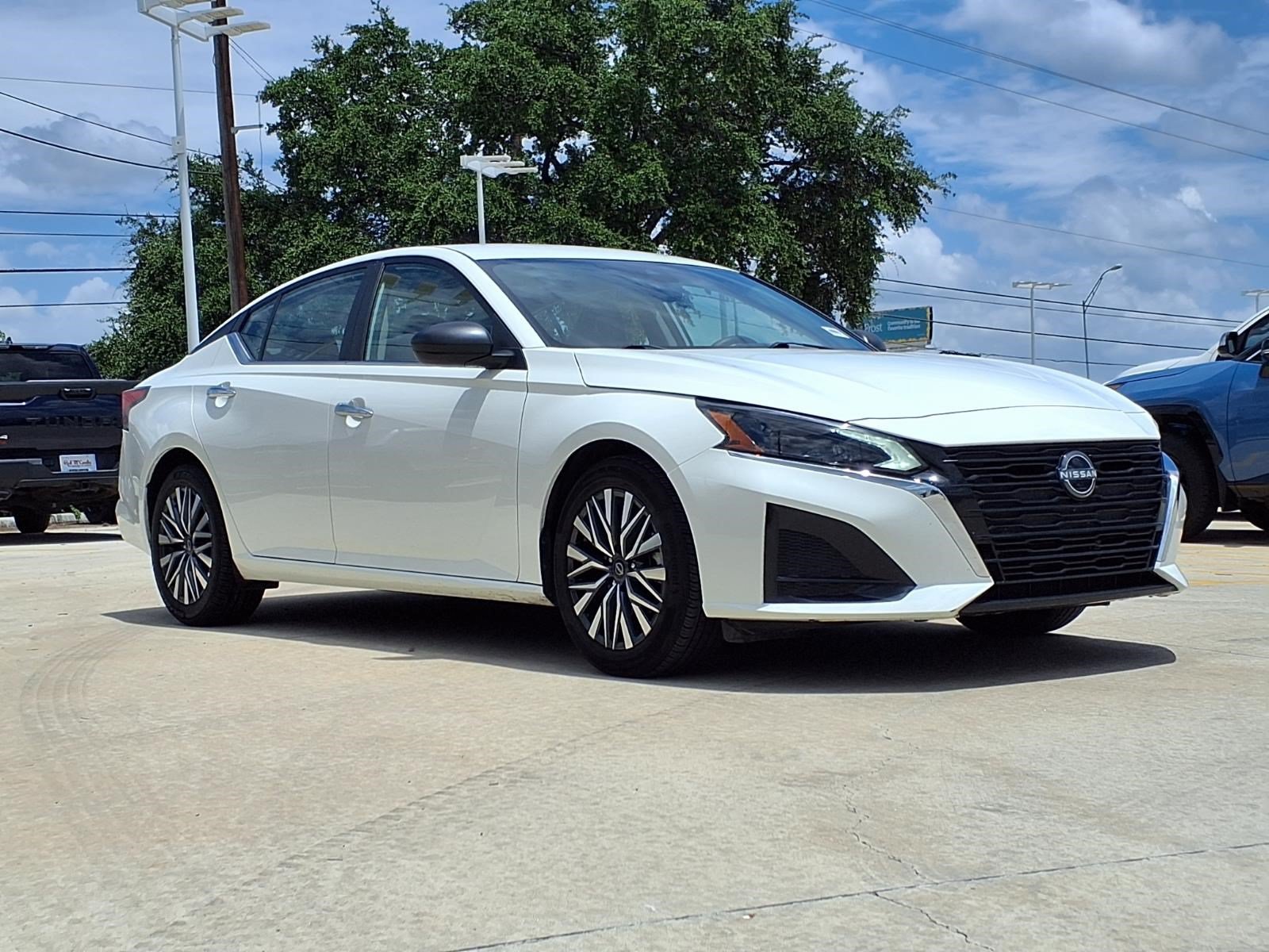 Used 2025 Glacier White Nissan SV image 3